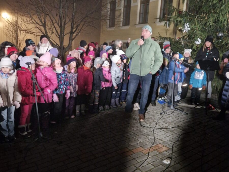 Zpívání u vánočního stromu, 30. 11. 2025, obec Nedabyle, ZŠ a MŠ Nedabyle